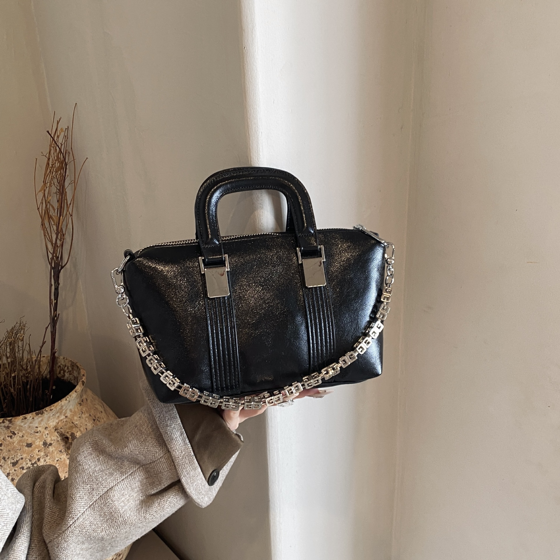Damen Handtasche im Bowling-Stil ⎜ Retro Schultertasche mit Kettenriemen und eleganter Tragfunktion