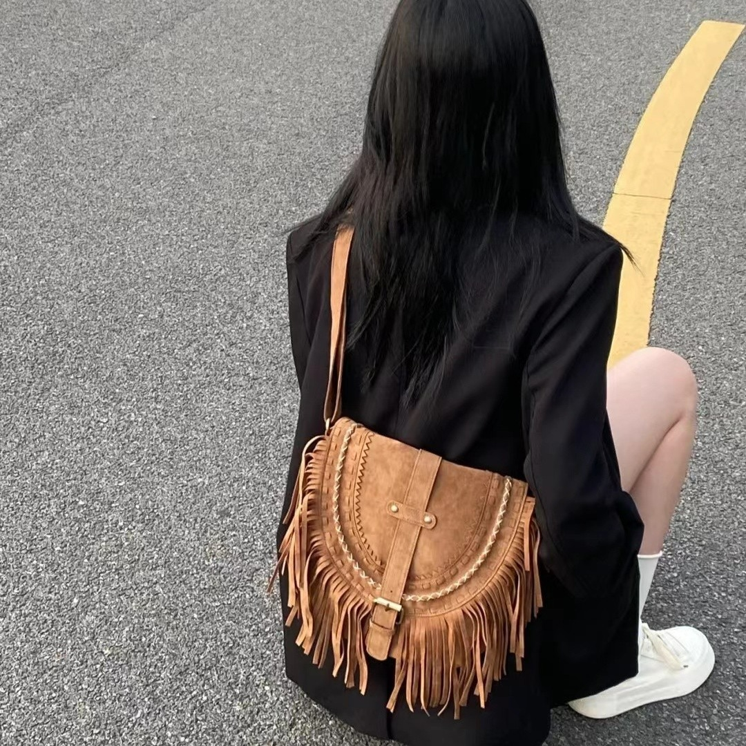 Umhängetasche mit Fransen für Damen ⎜ Retro Schultertasche aus Wildleder mit Handarbeit und Schnalleb