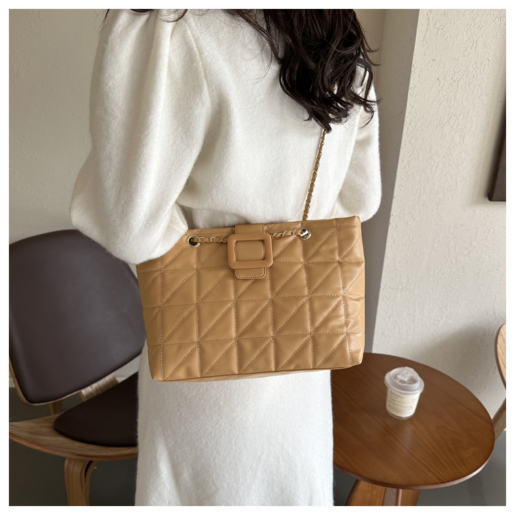 Schultertasche für Damen ⎜ Trendige Handtasche im Karo-Design mit goldener Kettenverzierung