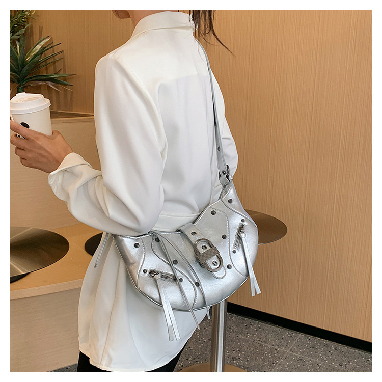 Umhängetasche für Damen ⎜ Halbmond-Design mit Nieten für Alltag, Freizeit und City-Looks