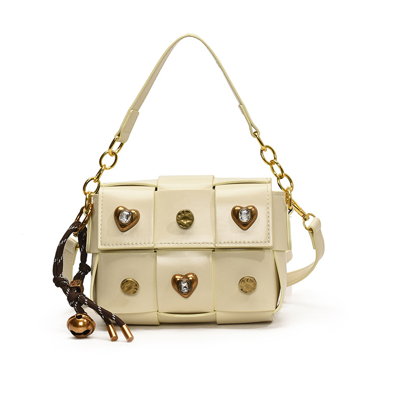 Umhängetasche für Damen ⎜ Kleine Schultertasche mit Nieten und Herzdetails für stilvolle Outfits