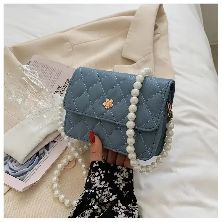 Umhängetasche für Damen ⎜ Elegante Schultertasche mit Rautensteppung und Perlenkette für Ausgehen