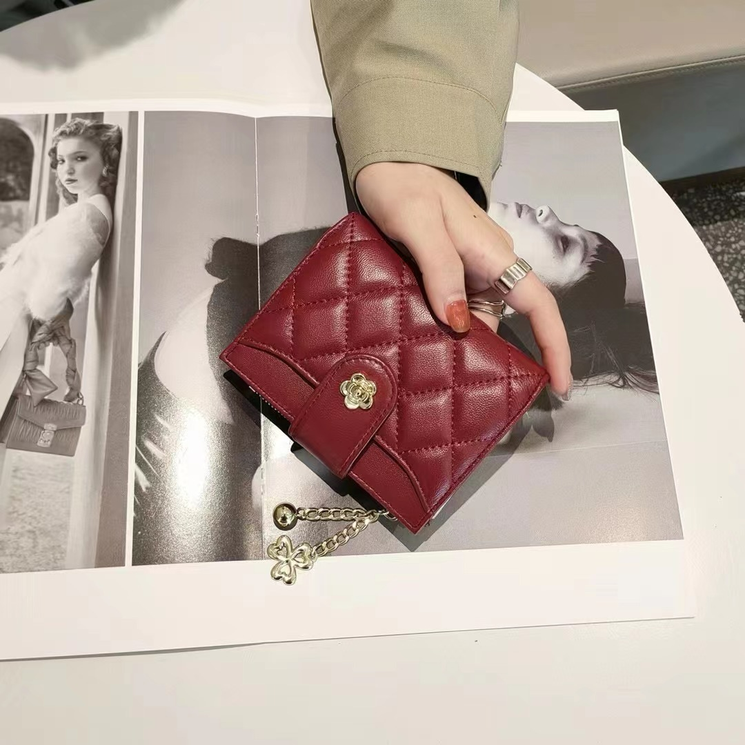 Damen Kurz-Geldbörse mit Steppung ⎜ Zweifach faltbare Brieftasche mit Zieranhänger und Druckknopfverschluss