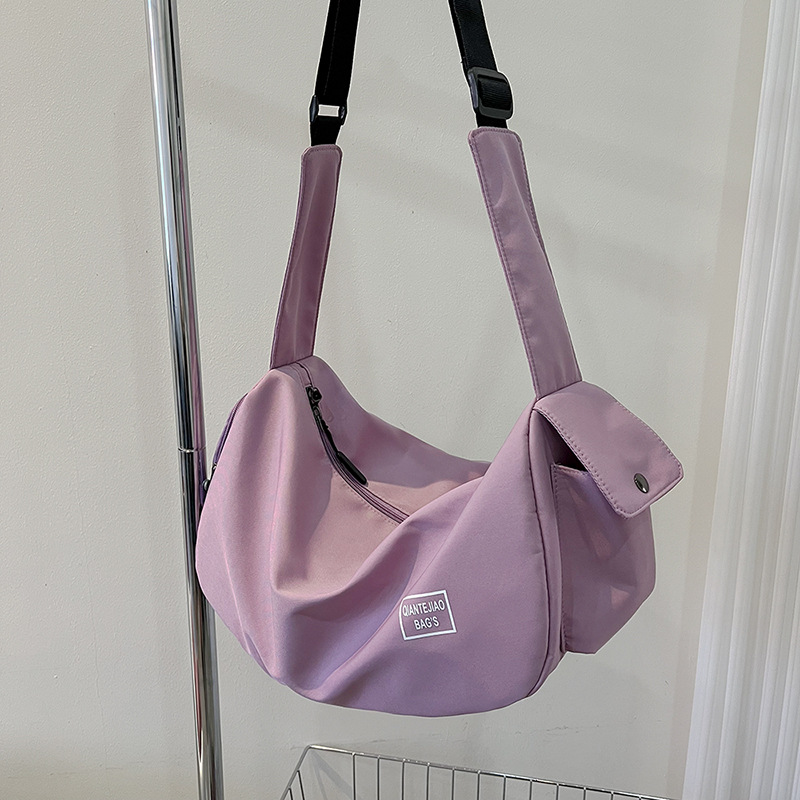 Sportliche Schultertasche für Damen ⎜ Leichte Umhängetasche aus Nylon mit viel Stauraum für Alltag und Reisen