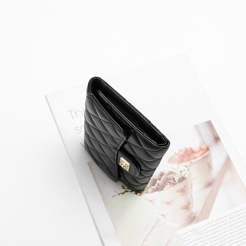 Damen Geldbörse mit Steppdesign ⎜ Kompakte Brieftasche aus weichem Leder mit Drehverschluss und Kartenfächern