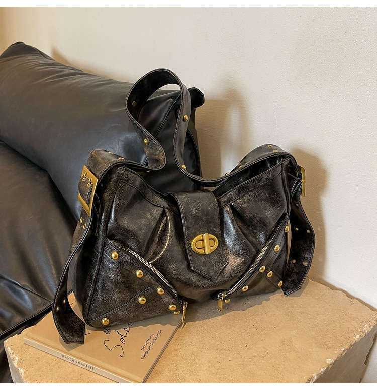 Umhängetasche für Damen ⎜ Modische Nieten Schultertasche mit viel Stauraum für Alltag und Ausgehen