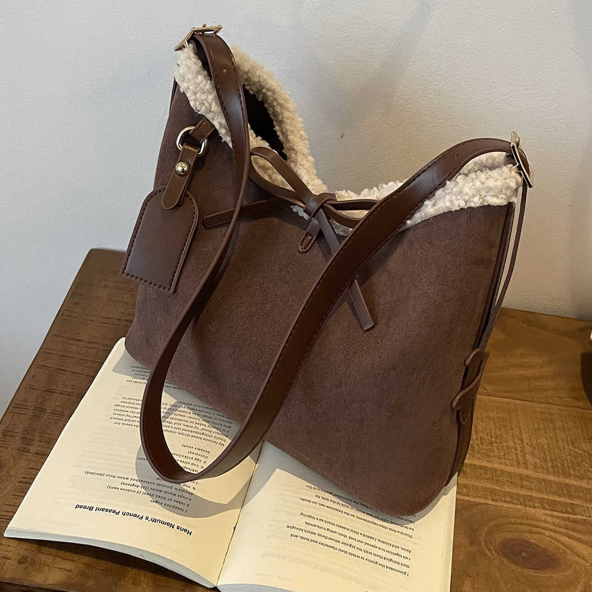 Umhängetasche für Damen ⎜ Große Retro-Schultertasche aus Wildlederimitat mit Teddyfutter für den Alltag