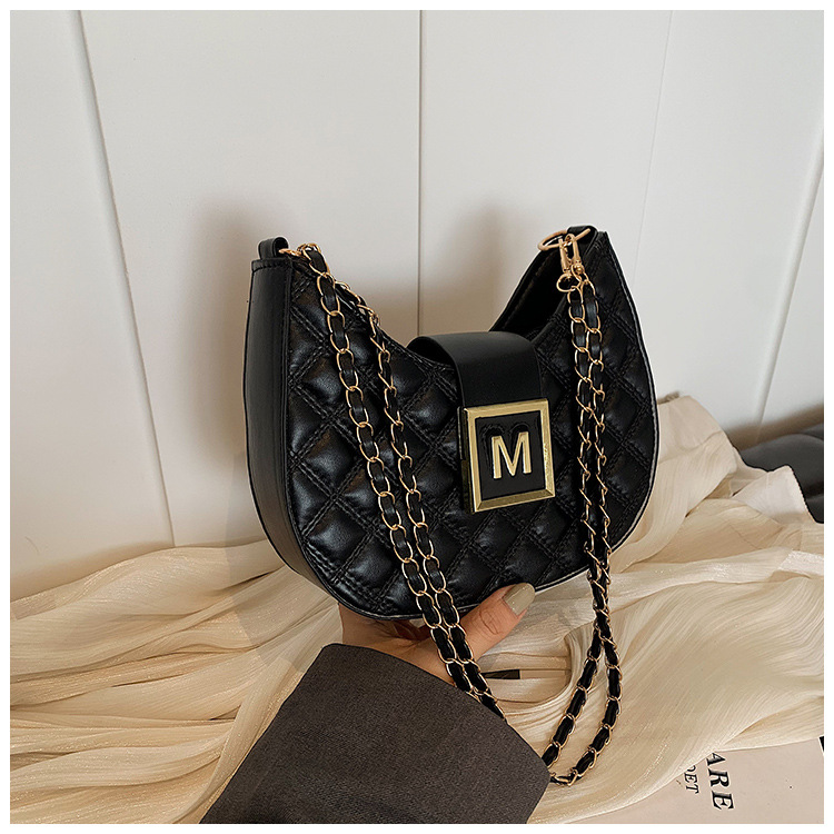 Schultertasche für Damen ⎜ Modische Kettentasche mit Rautenmuster und Halbmondform für Ausgehen und Alltag