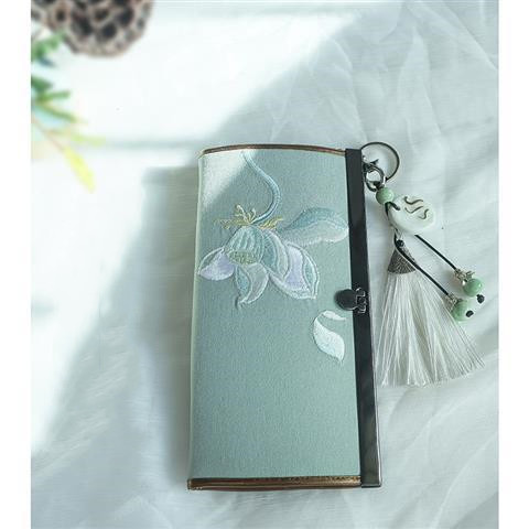 Damen Clutch mit Stickerei ⎜ Künstlerische Geldbörse im Retro-Stil mit Metallrahmen und dekorativem Anhänger