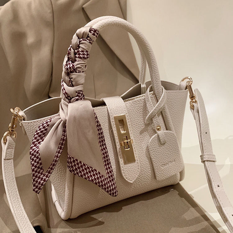 Elegante Handtasche für Damen ⎜ Weiße Tasche mit Dekorativem Schal und Goldenen Details