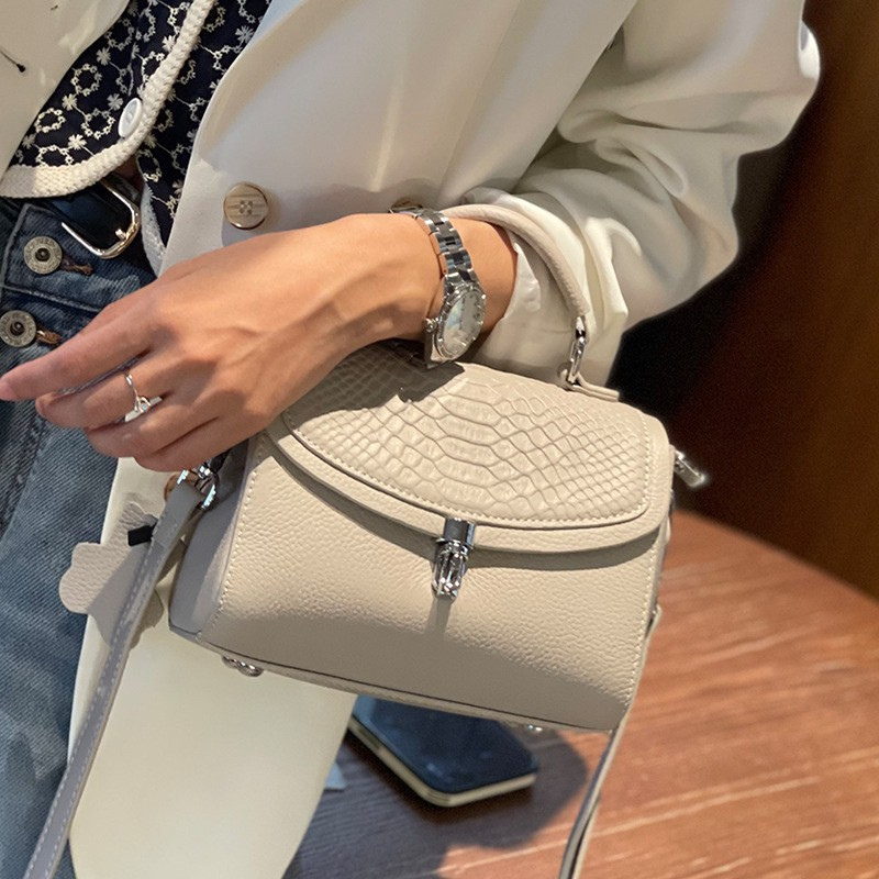 Umhängetasche für Damen ⎜ Elegante Schultertasche mit Klappe und Tragegriff
