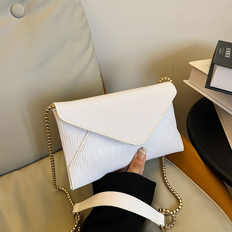 Umhängetasche für Damen ⎜ Glänzende Schultertasche mit Umschlagdesign und großem Stauraum