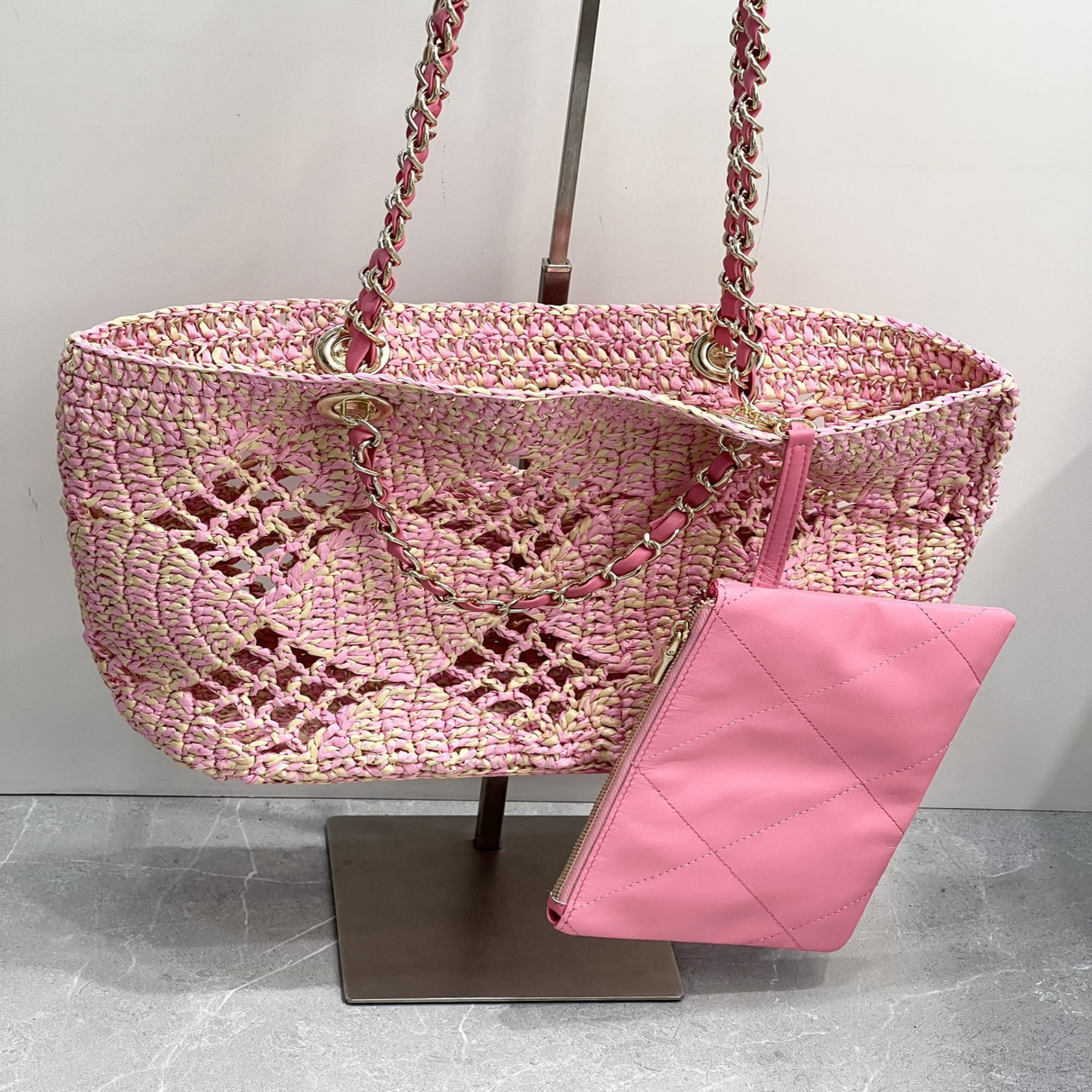 Strandtasche für Damen ⎜ Geflochtene Umhängetasche aus Stroh mit luftigem Design für Sommer und Urlaub