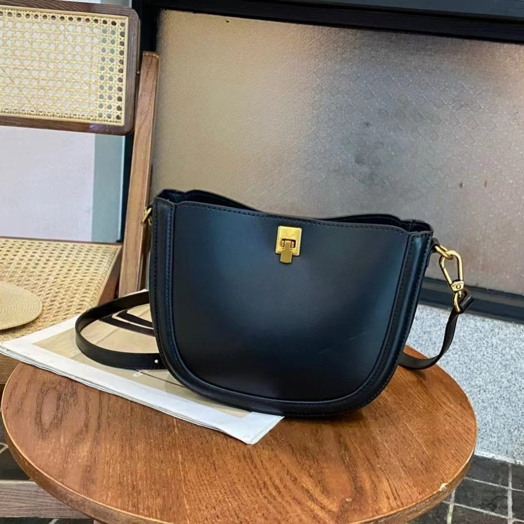 Damen Umhängetasche aus Leder ⎜ Schlichte Schultertasche mit Verstellbarem Riemen und Kompaktem Design