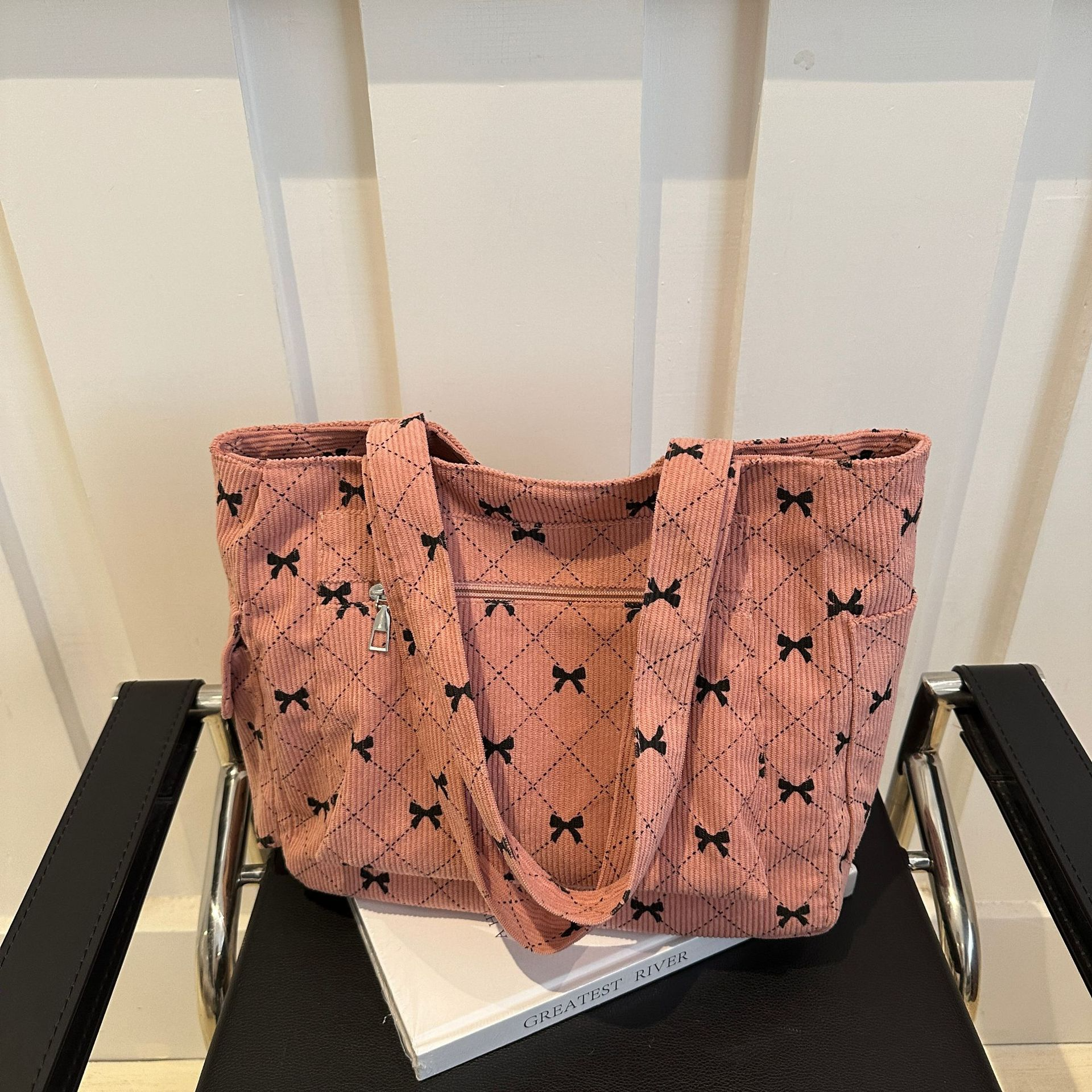 Tote Bag für Damen ⎜ Modische Schultertasche mit Schleifenmuster für Alltag und Freizeit