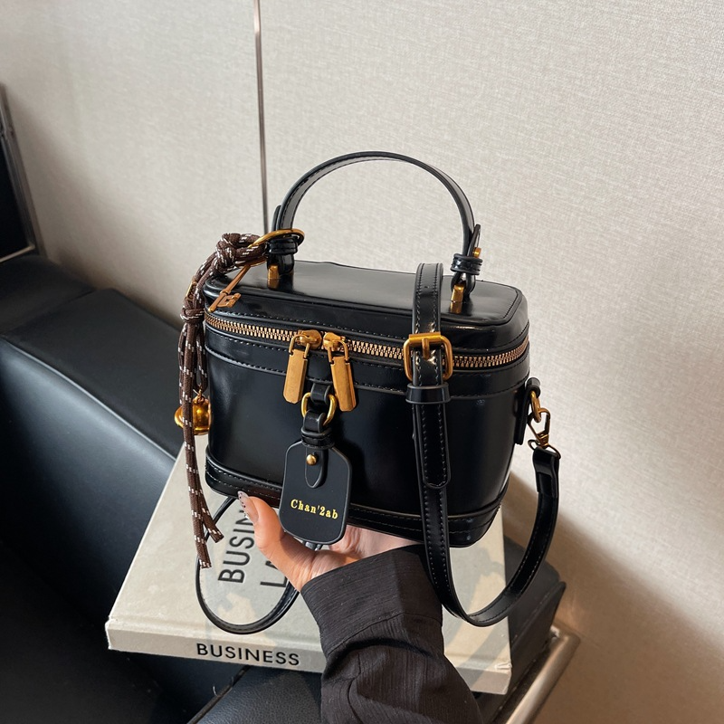 Umhängetasche für Damen ⎜ Retro Schultertasche in Boxform mit Reißverschluss und dekorativem Anhänger
