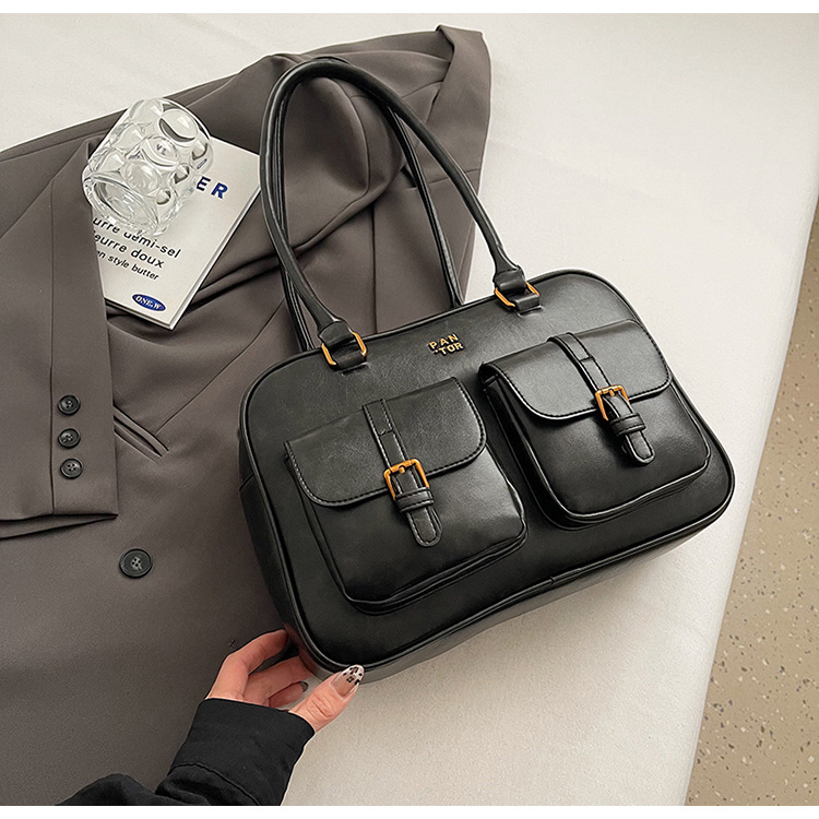 Damen Umhängetasche aus Kunstleder ⎜ Stilvolle Schultertasche mit Fronttaschen und verstellbarem Riemen