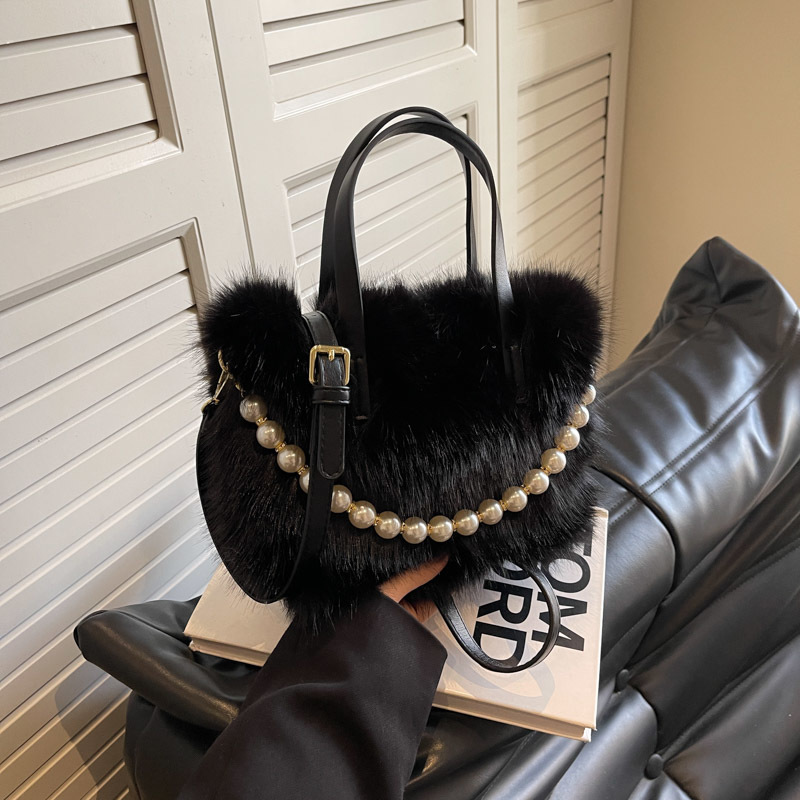 Umhängetasche für Damen ⎜ Flauschige Wintertasche mit Perlendekor und Tragegriff für Alltag und Events