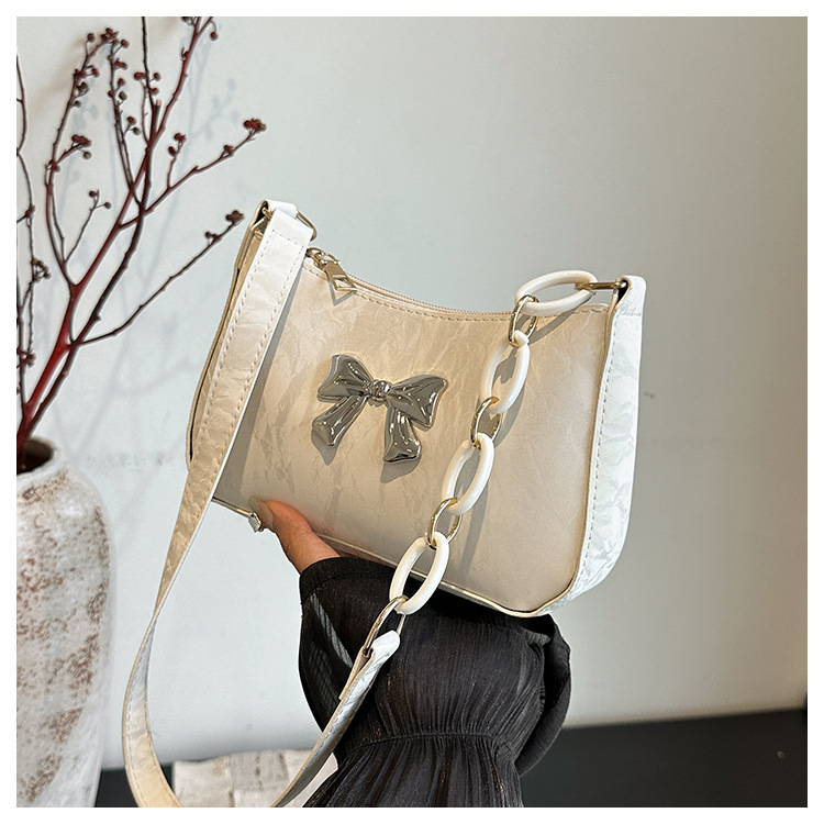 Umhängetasche für Damen ⎜ Modische Schultertasche mit Schleifendetail und Kettengliedern für Alltag und Ausgehen