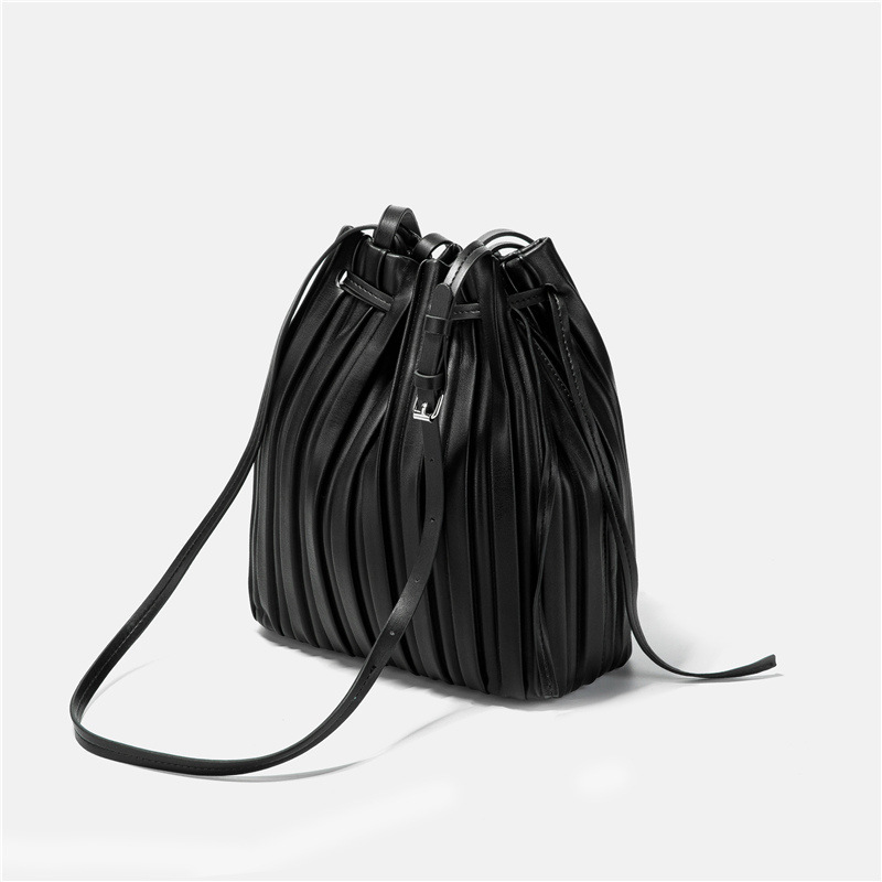 Schultertasche für Damen ⎜ Modische Beuteltasche mit Faltenoptik und großem Stauraum für unterwegs
