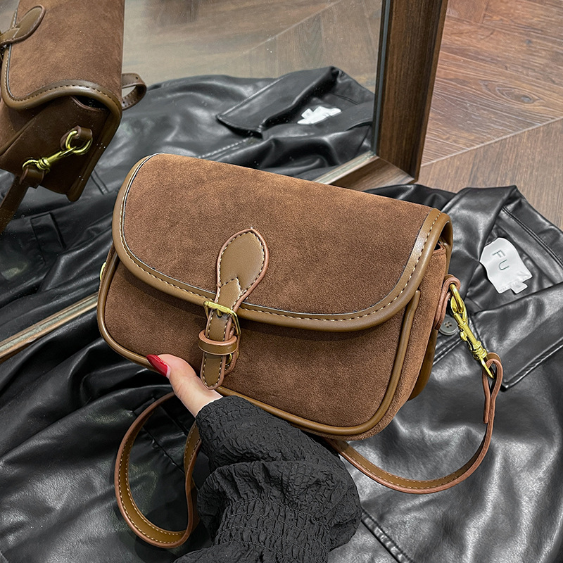 Schultertasche für Damen ⎜ Vintage Satteltasche aus Wildlederoptik mit Schnallendetail und verstellbarem Riemen