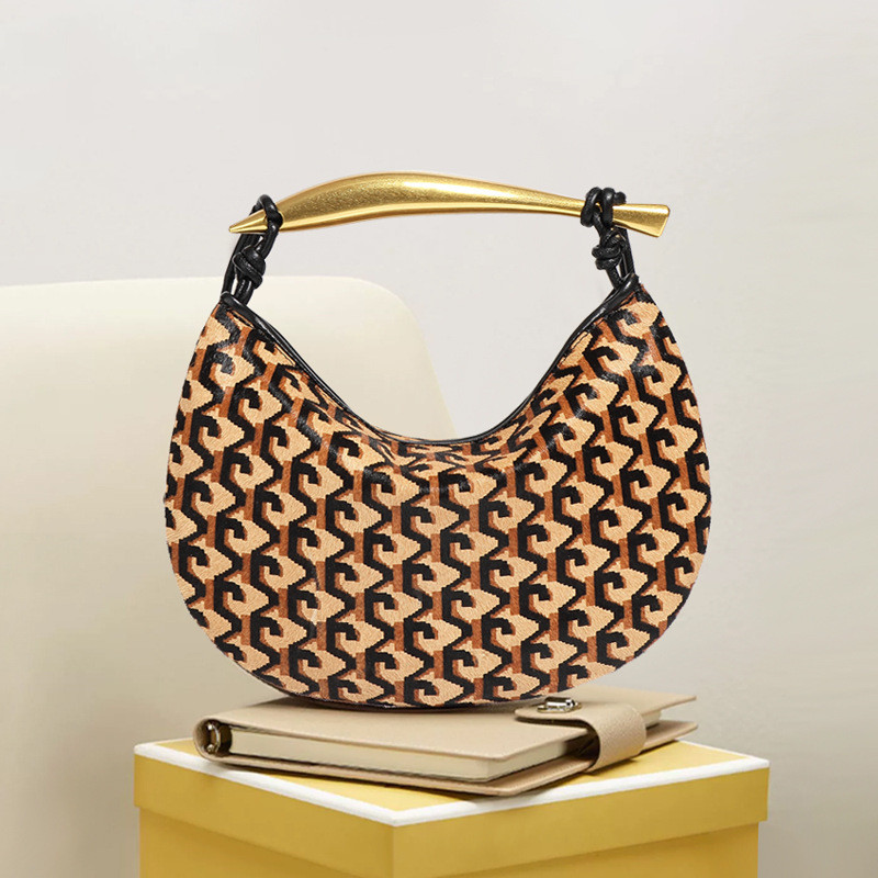 Schultertasche für Damen ⎜ Stylische Halbmondtasche mit goldfarbenem Griff und auffälligem Fellmuster für besondere Looks