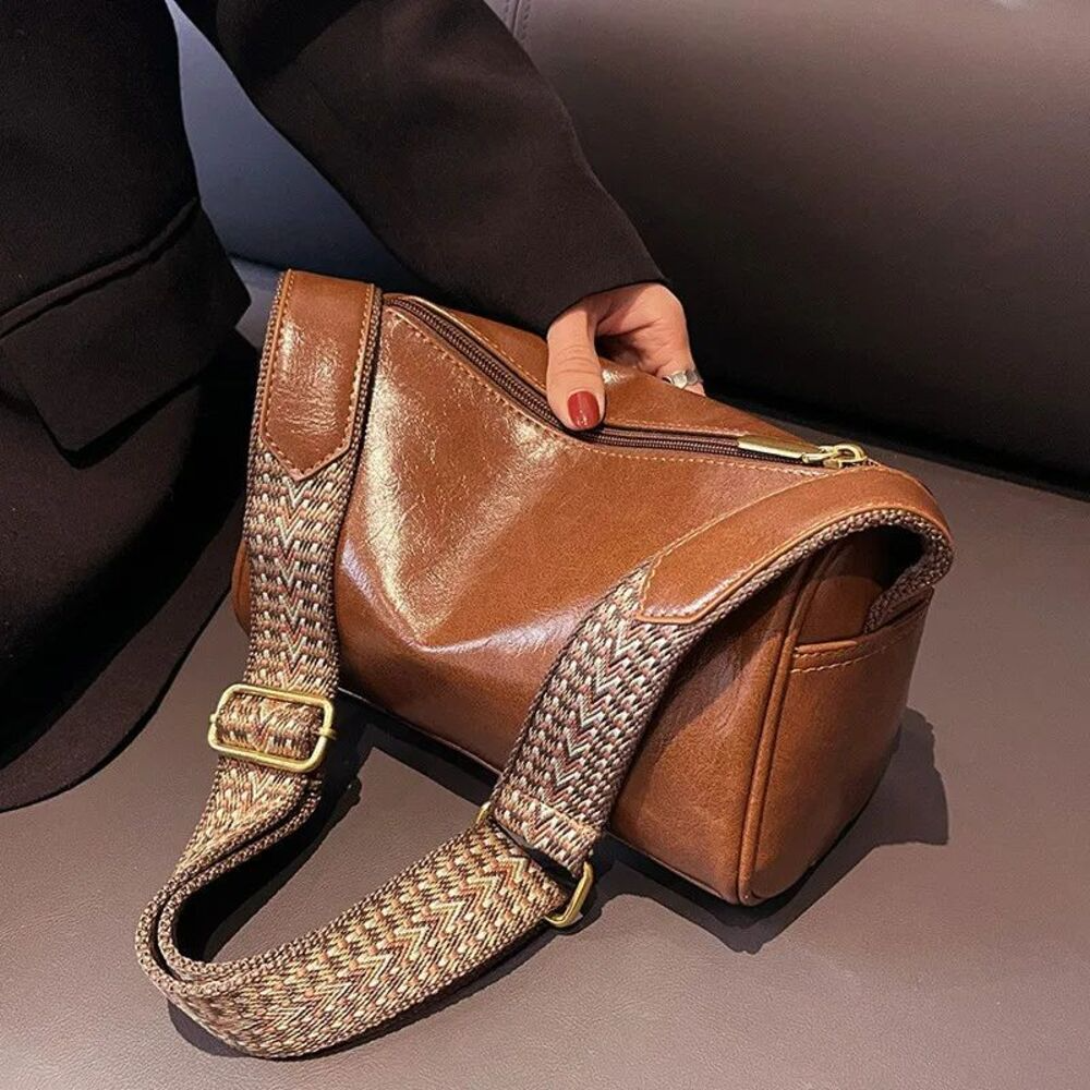 Umhängetasche für Damen ⎜ Kleine Vintage-Tasche aus Kunstleder mit breitem Gurt für Alltag und Freizeit