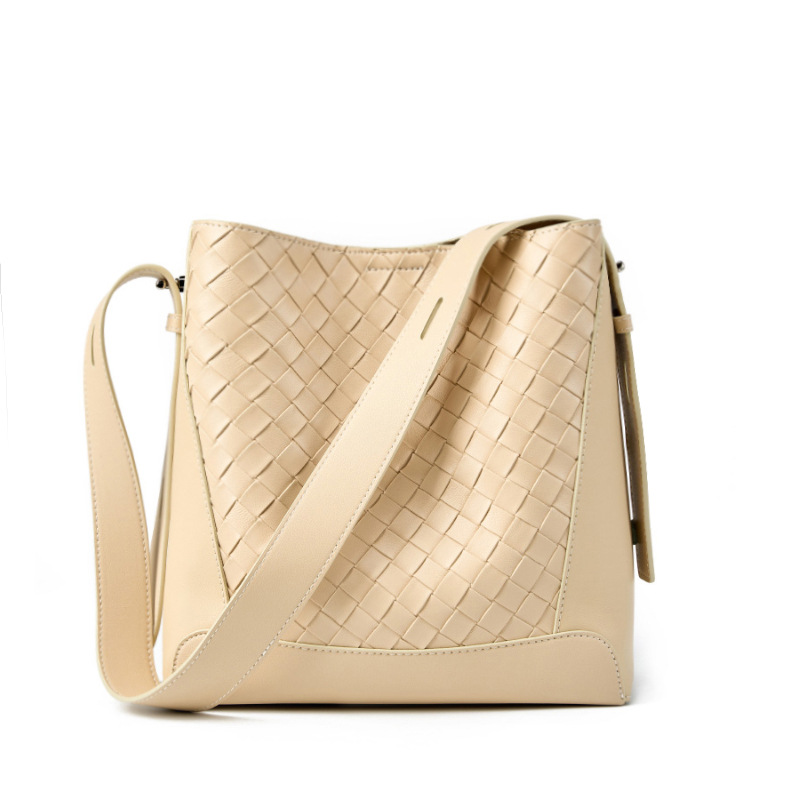 Schultertasche für Damen ⎜ Modische Umhängetasche aus Echtleder mit Flechtdesign und breitem Trageriemen