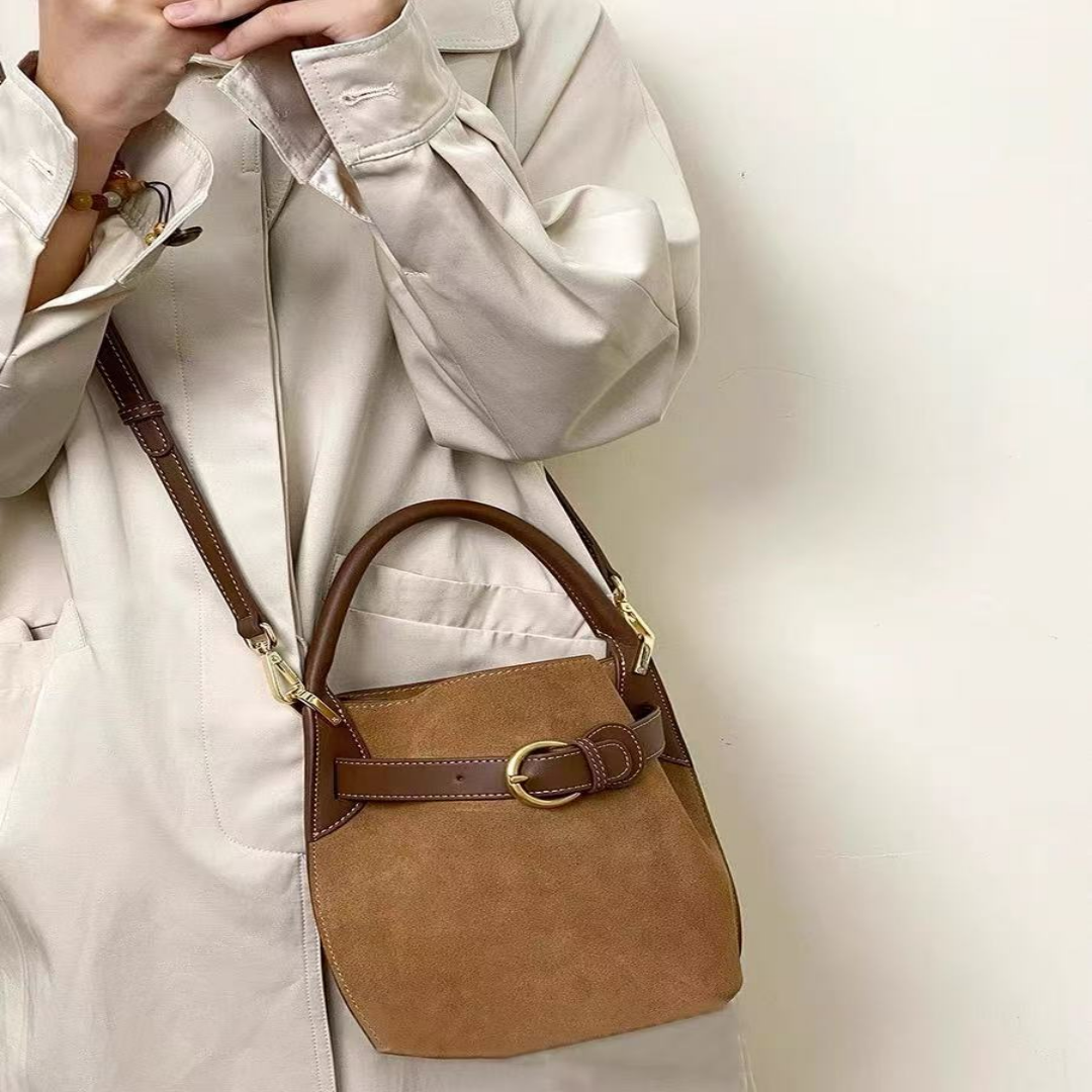 Damen Bucket Bag aus Samt ⎜ Elegante Schultertasche in Lila mit Verstellbarem Riemen und Modernem Verschluss