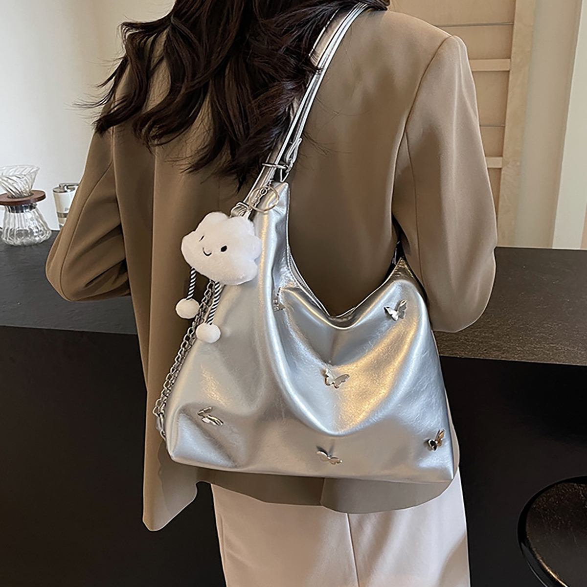 Umhängetasche für Damen ⎜ Große Schultertasche mit Schmetterlingsdetails und Anhänger für Alltag und Freizeit