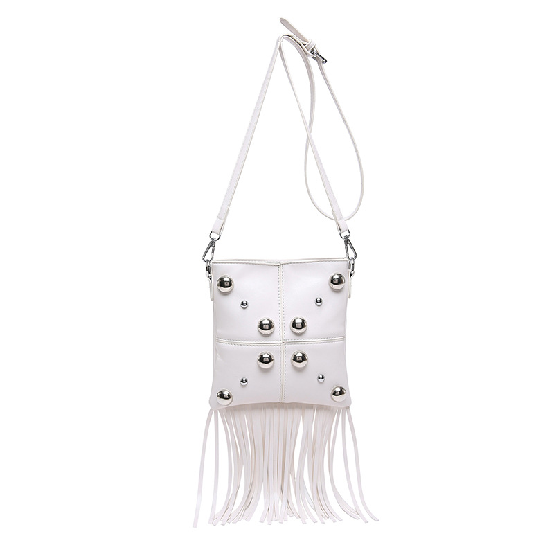 Umhängetasche für Damen ⎜ Trendige Schultertasche mit Nieten und Fransen für Festivals und Streetstyle