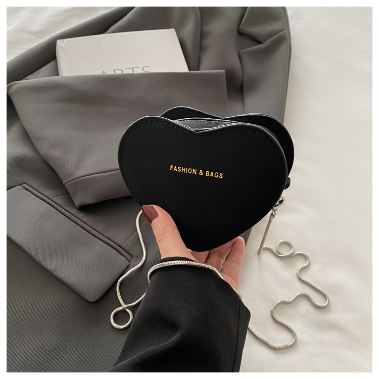 Umhängetasche für Damen ⎜ Retro-Minibag in Herzform mit Kette für stylische Outfits und besondere Anlässe