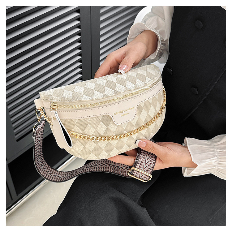 Crossbody Tasche für Damen ⎜ Modische Umhängetasche mit Ketten-Detail für Alltag, Reisen und Freizeit-Looks