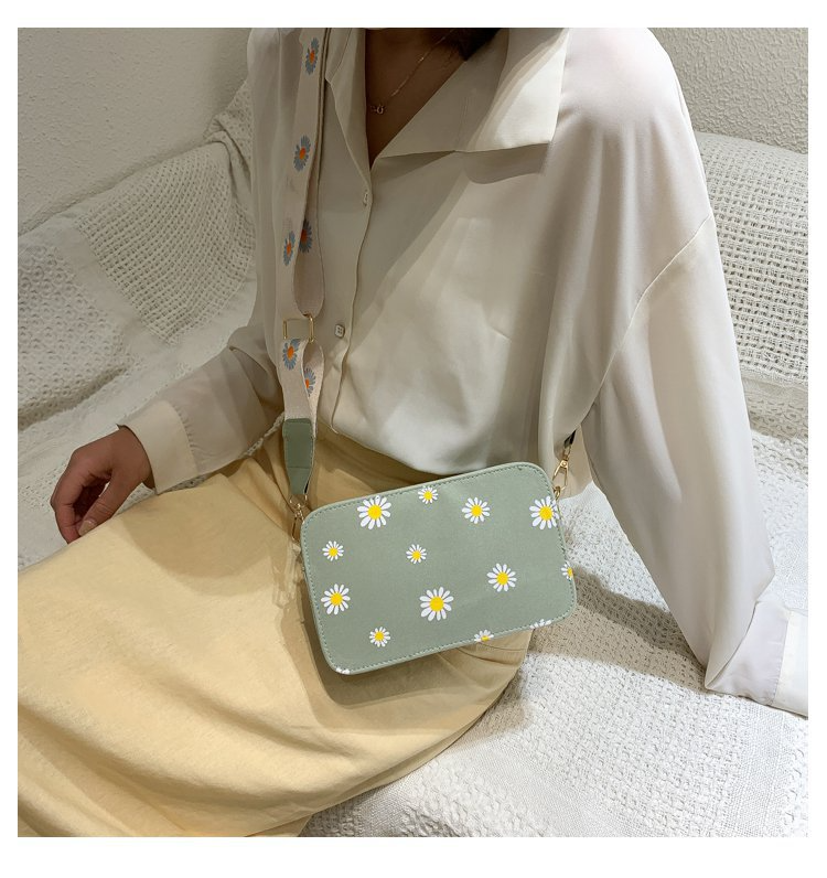 Crossbody Tasche für Damen ⎜ Modische Schultertasche mit Blumenmuster und verstellbarem Trageriemen
