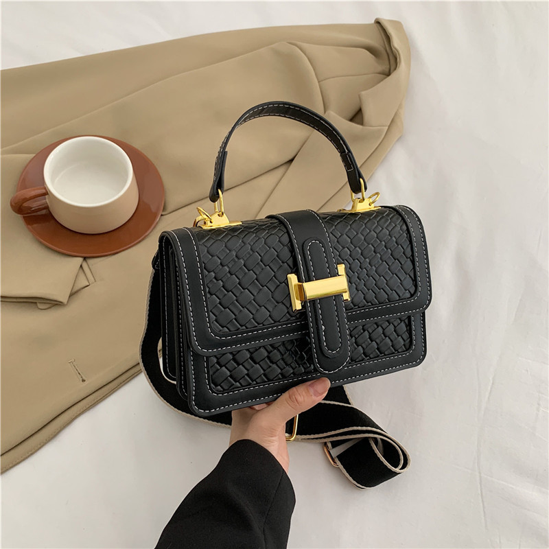 Umhängetasche für Damen ⎜ Kompakte Schultertasche mit Flechtdesign und goldener Schnalle für elegante Auftritte