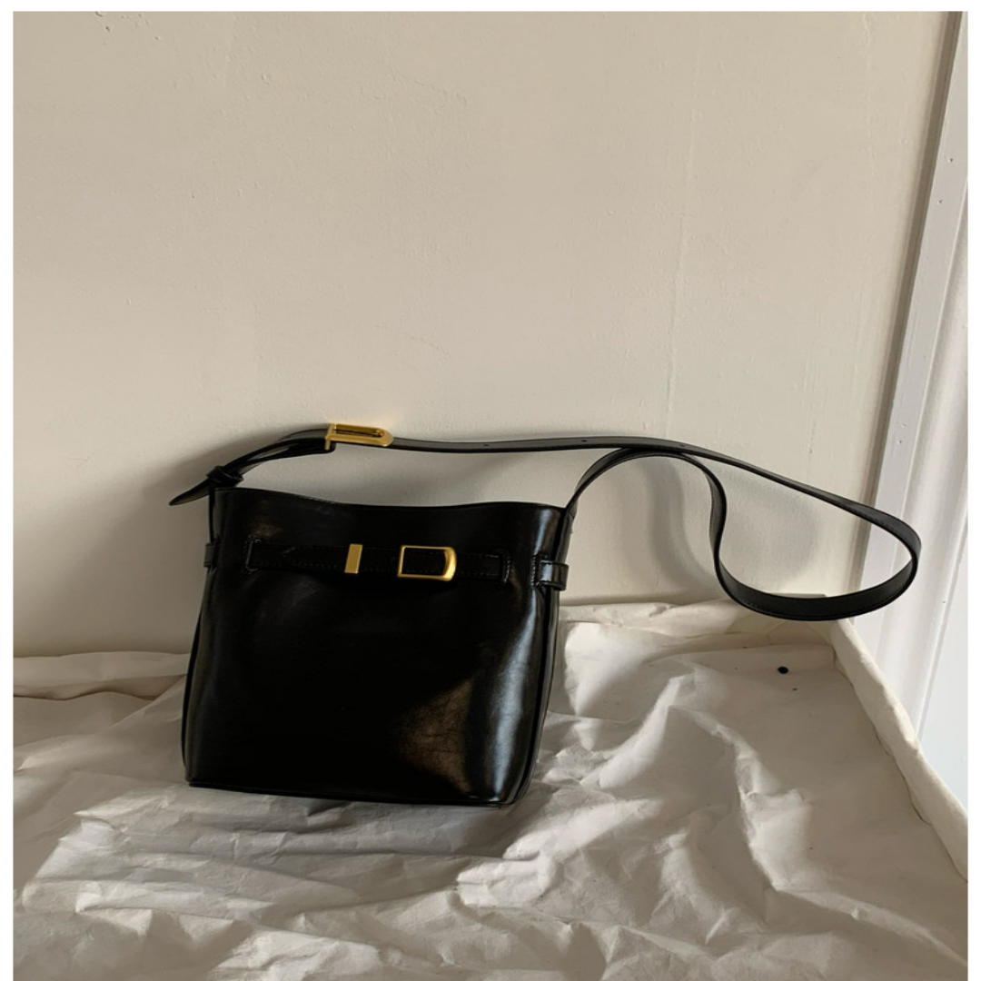 Umhängetasche für Damen ⎜ Retro Bucket-Bag aus Glanzleder mit Schnallendetail für Alltag und Ausgehen