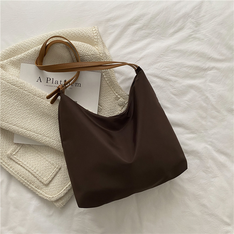 Schultertasche für Damen ⎜ Modernes Design mit praktischer Form und verstellbarem Tragegurt