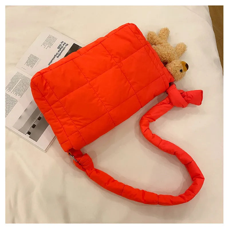 Umhängetasche für Damen ⎜ Gepolsterte Schultertasche im Steppdesign mit breitem Träger für Alltag und Freizeit