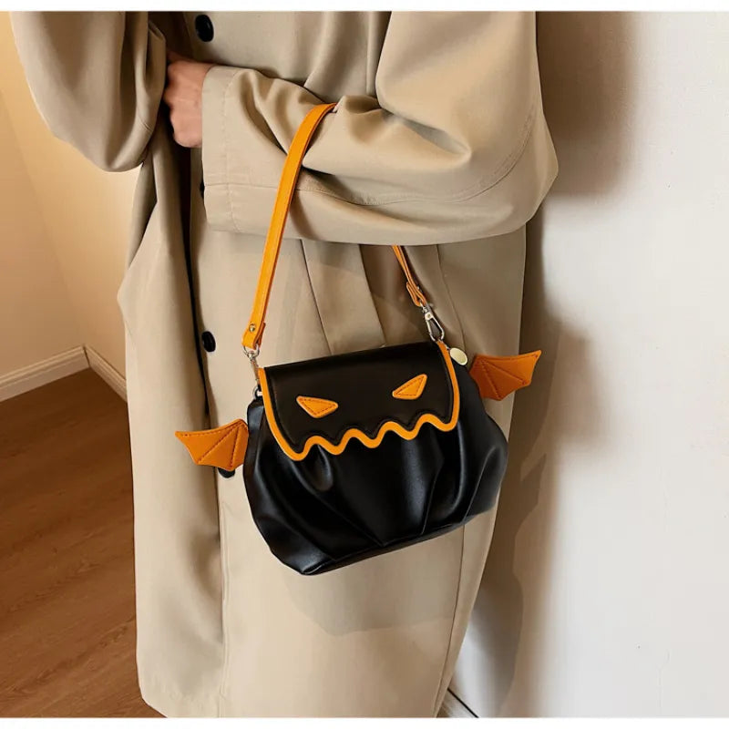 Umhängetasche für Damen ⎜ Verspielte Cloud-Bag mit Falten-Design und kontrastfarbenen Flügel-Details für besondere Anlässe