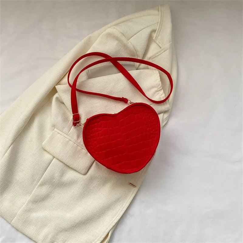 Umhängetasche für Damen ⎜ Gepolsterte Schultertasche in Herzform mit Reißverschluss für Alltag und Freizeit