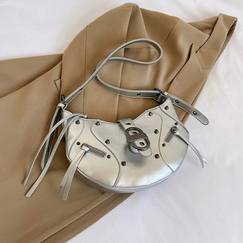 Umhängetasche für Damen ⎜ Halbmond-Design mit Nieten für Alltag, Freizeit und City-Looks