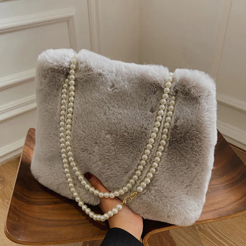 Umhängetasche für Damen ⎜ Weiche Plüsch-Tasche mit Perlenkette und großzügigem Stauraum für elegante Auftritte