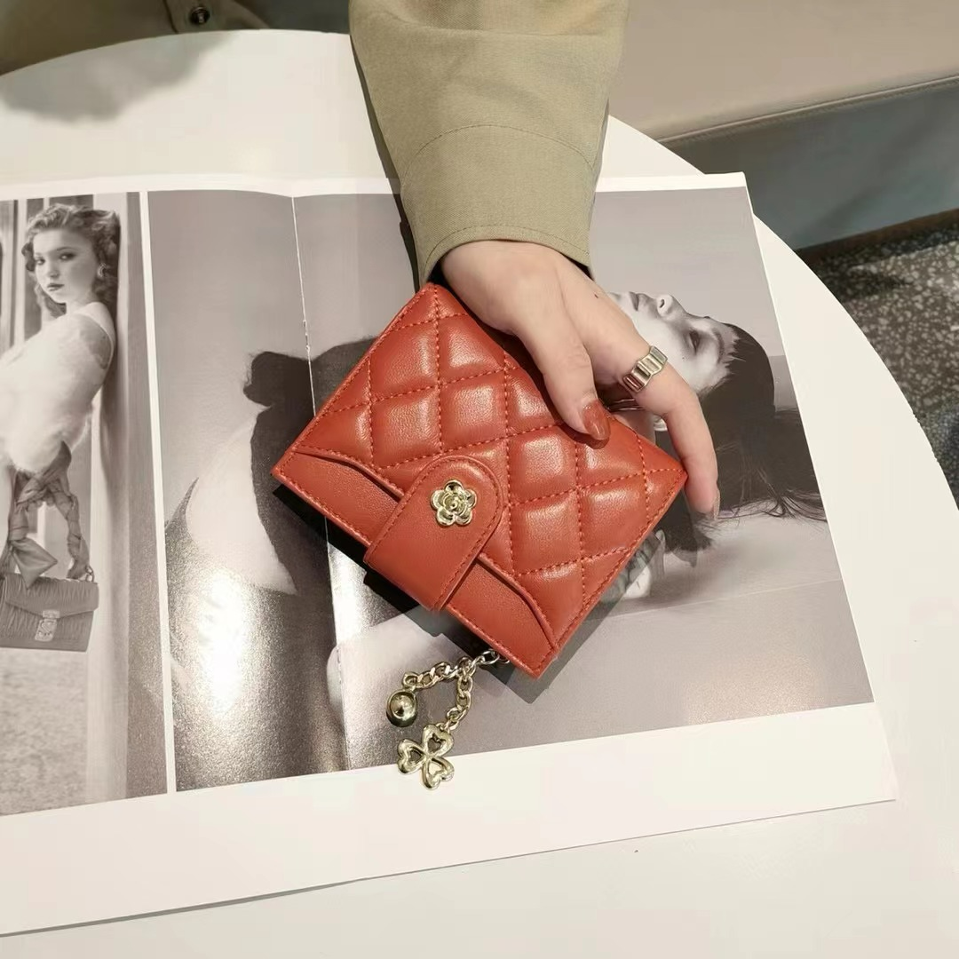 Damen Kurz-Geldbörse mit Steppung ⎜ Zweifach faltbare Brieftasche mit Zieranhänger und Druckknopfverschluss