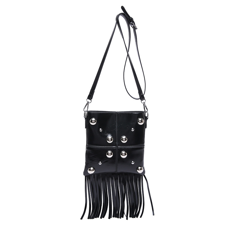Umhängetasche für Damen ⎜ Trendige Schultertasche mit Nieten und Fransen für Festivals und Streetstyle