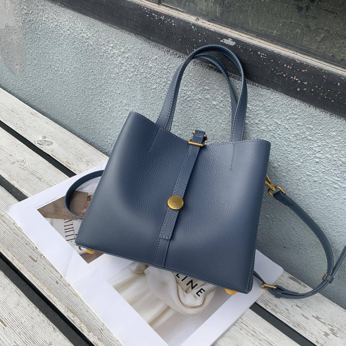 Damen Tragetasche aus Echtleder ⎜ Zeitlose Handtasche mit Riemenverschluss für Büro, Stadt und Alltag