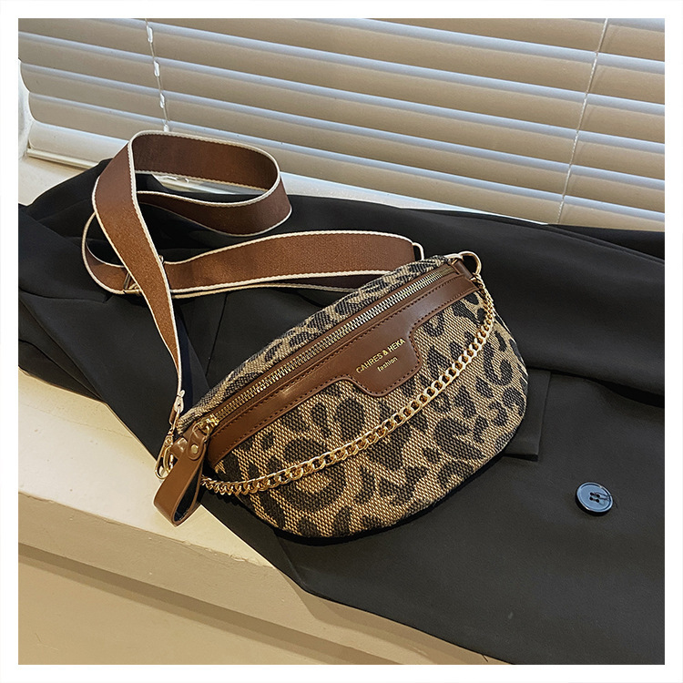 Umhängetasche für Damen ⎜ Modische Schultertasche mit Leopardenmuster und breitem Tragegurt
