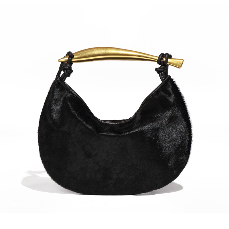 Schultertasche für Damen ⎜ Stylische Halbmondtasche mit goldfarbenem Griff und auffälligem Fellmuster für besondere Looks