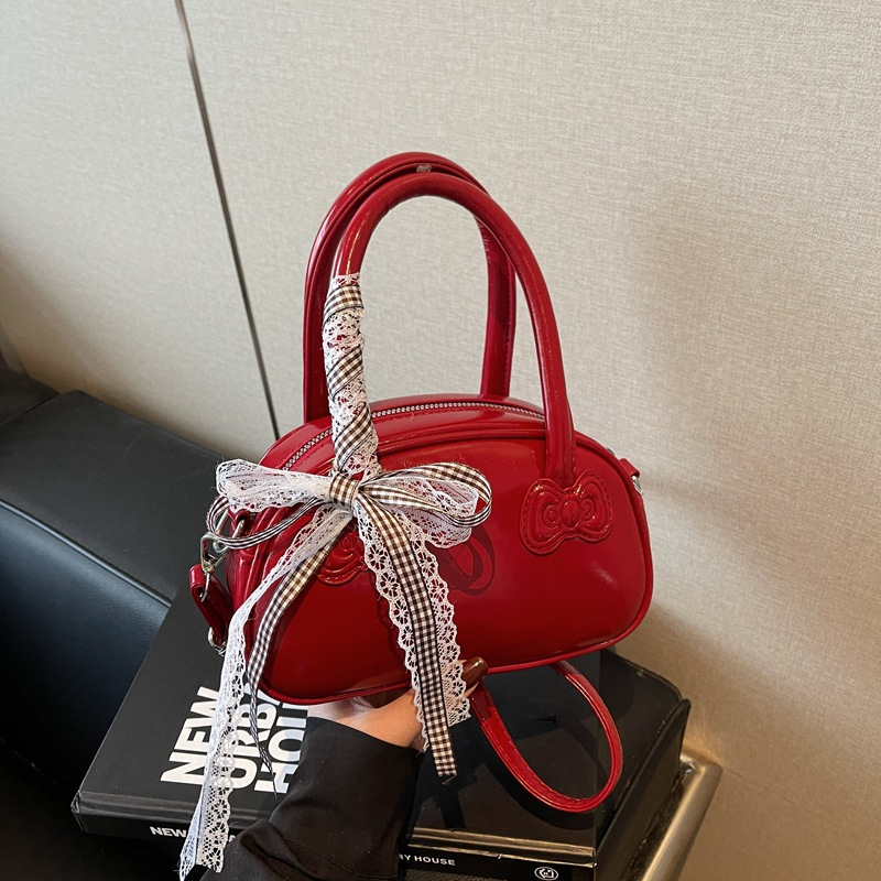 Damen Handtasche in Lackoptik ⎜ Verspieltes Design mit Schleifenakzent und kompakter Größe