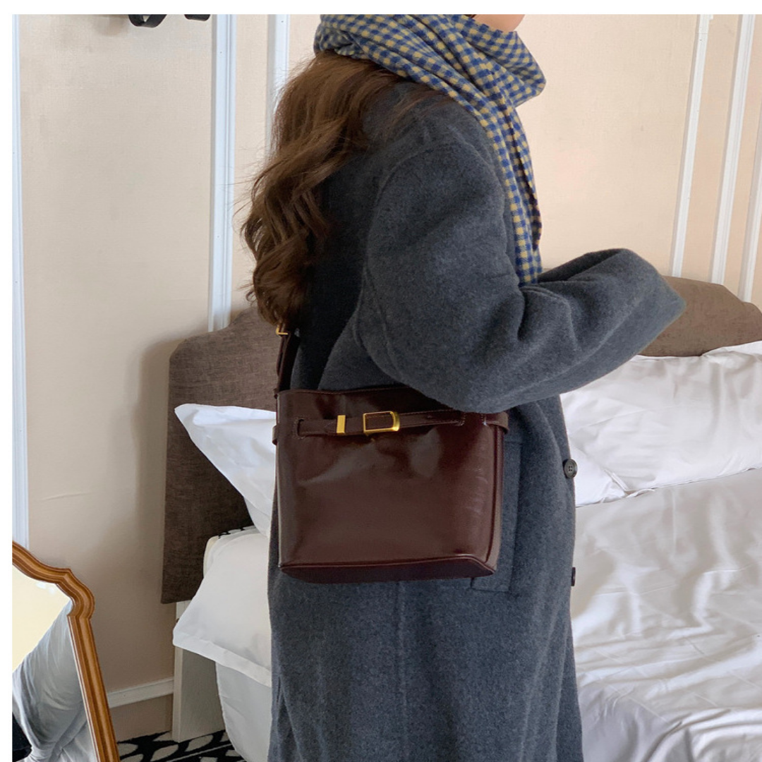 Umhängetasche für Damen ⎜ Retro Bucket-Bag aus Glanzleder mit Schnallendetail für Alltag und Ausgehen