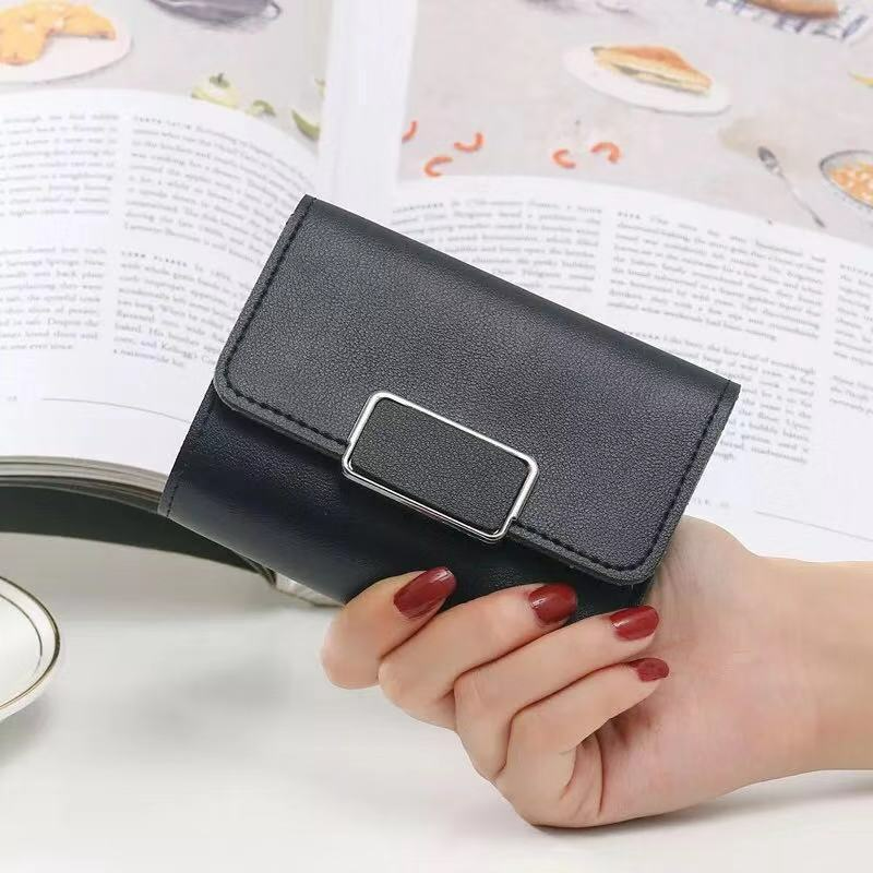 Damen Kurz-Geldbörse im schlichten Design ⎜ Modische Brieftasche mit Steckverschluss und weicher Oberfläche